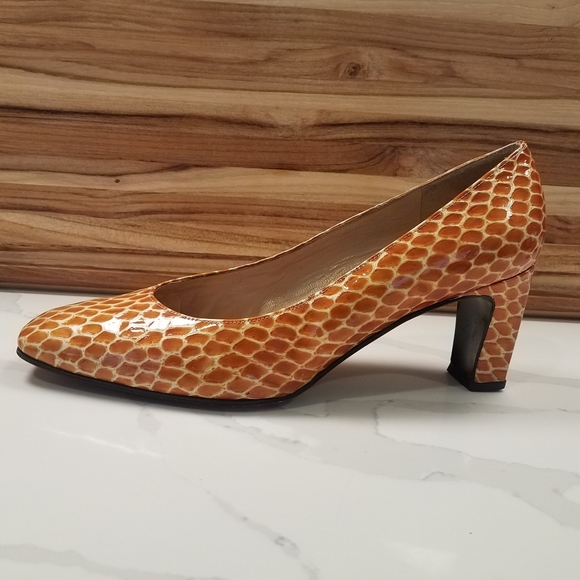 Vintage Stuart Weitzman Yellow Leather Heels Size 10 - Picture 5 of 13